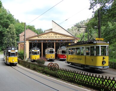 Linienwagen und Museumswagen im Depot der Kirnitzschtalbahn