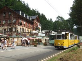 Bus und Kirnitzschtalbahn vorm Forsthaus