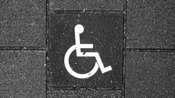 Logo Rollstuhl auf Asphalt