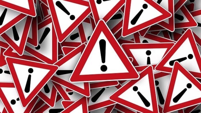 mehrere Achtungsschilder