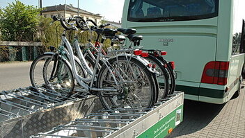 Fahrradbusanhänger von hinten