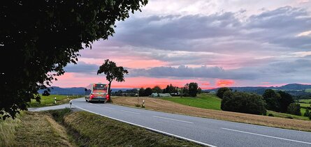 Bus im Sonnenuntergang