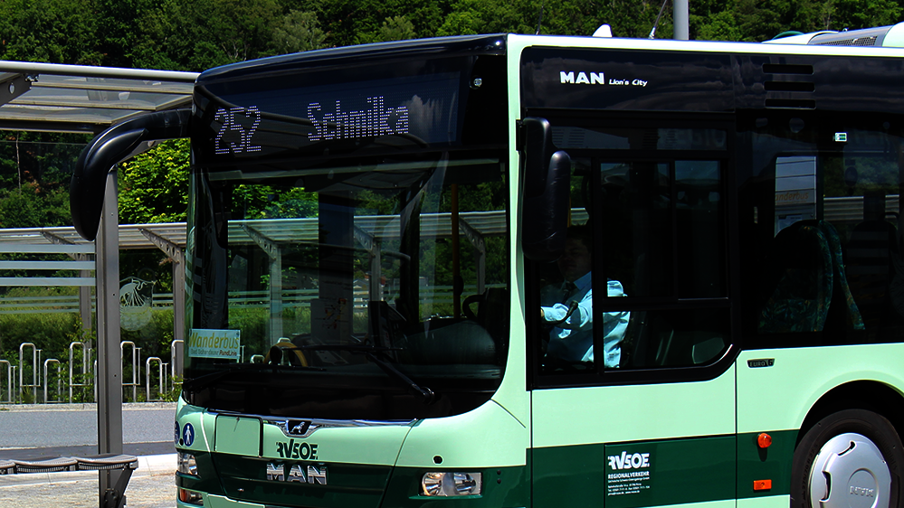 Bus in grün