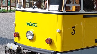 Bus und Triebwagen der Kirnitzschtalbahn