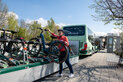 Fahrradbusanhänger beim Beladen