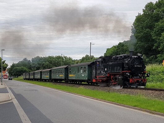 Weißeritztalbahn dampft in Cossmannsdorf