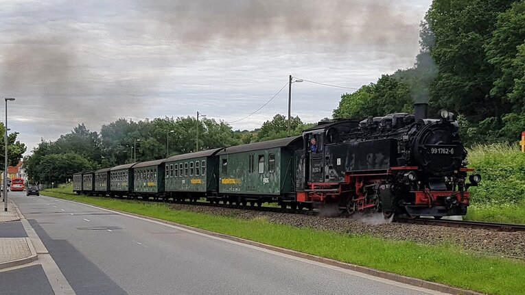 Weißeritztalbahn dampft in Cossmannsdorf