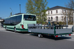 Fahrradbusanhänger mit Bus von links
