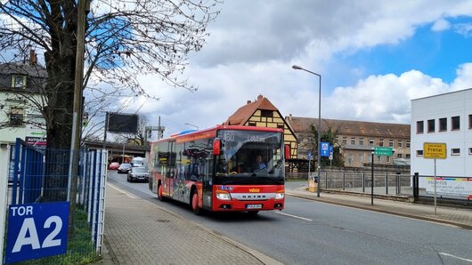 Ortseingang Freital mit "Feuerwehrbus"