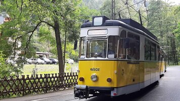 Kirnitzschtalbahn vor Depoteinfahrt