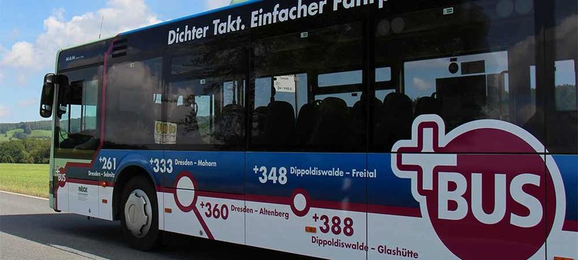 PlusBus von links mit Logos