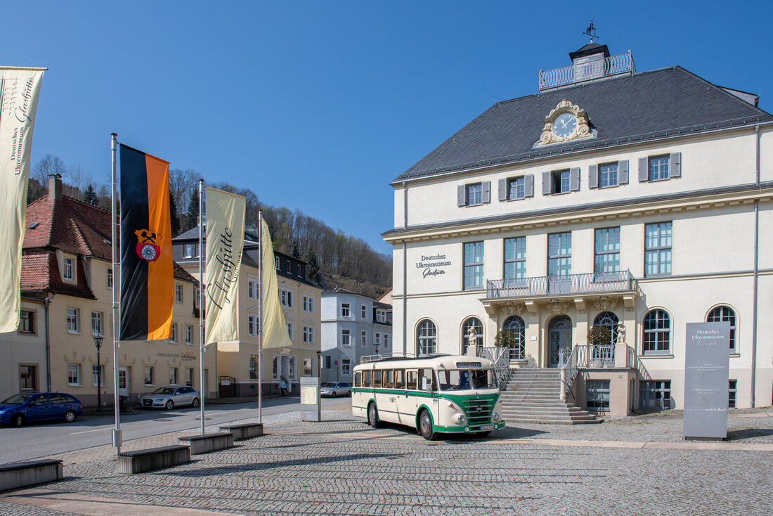 Oldtimerbus H6 vor dem Glashütter Uhrenmuseum