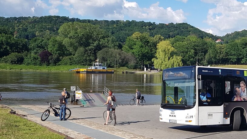 Schlossfähre Pillnitz mit Bus