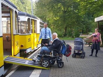 Rollstuhl beim Einstieg in die Kirnitzschtalbahn