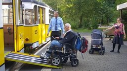 Rollstuhl beim Einstieg in die Kirnitzschtalbahn