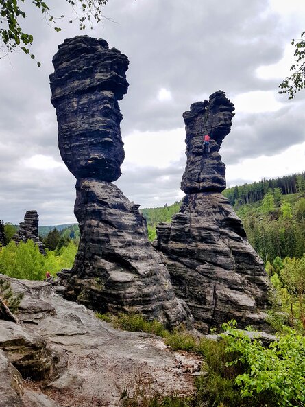 Felsen mit Kletterer Bielatal