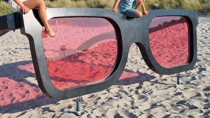 Riesensonnenbrille im Ostseesand