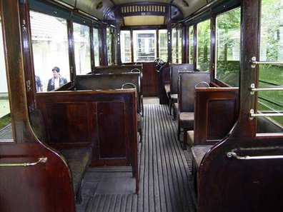 historischer Beiwagen der Kirnitzschtalbahn innen