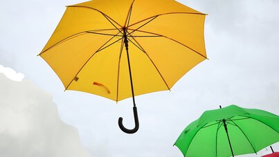 fliegende Regenschirme
