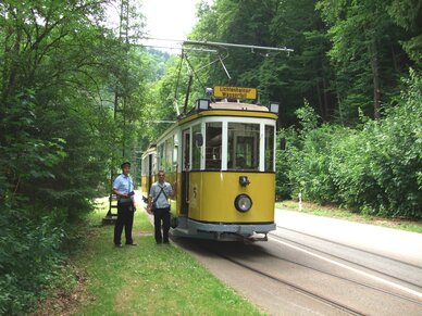 Historischer Triebwagen 5 mit Schaffnern