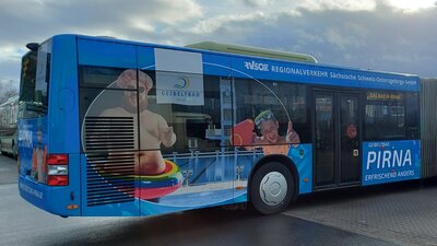 Bus mit Werbung Geibeltbad