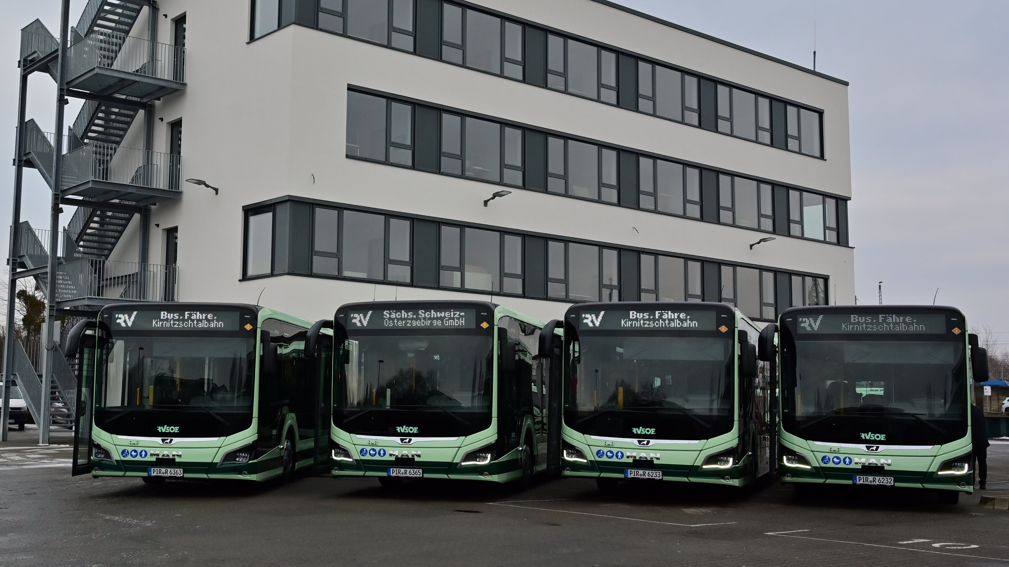 Präsentation HVO100 Fahrzeuge vor dem neuen Verwaltungsgebäude der RVSOE