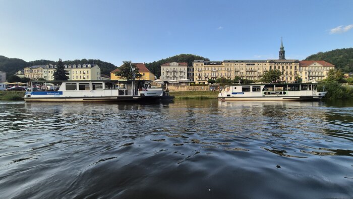Fähren und Wanderschiff vom Wasser betrachtet