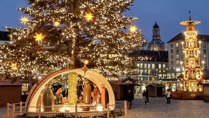Weihnachtskrippe mit Kirche und Pyramide