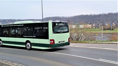 grünber Bus von hinten auf der Linie 86/162