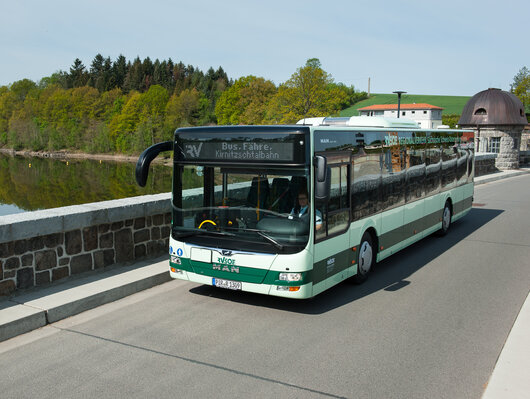 Bus auf Staumauer Malter