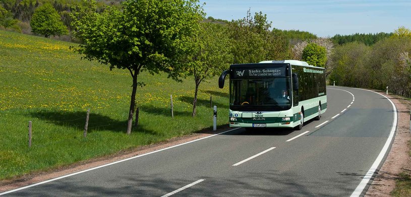 Bus auf Landstraße