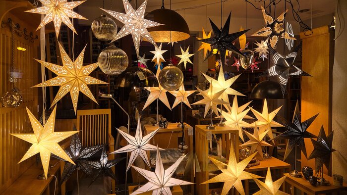 Adventssterne beleuchtet