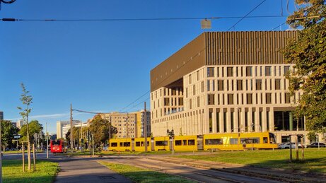 Bus am neuen Rathaus