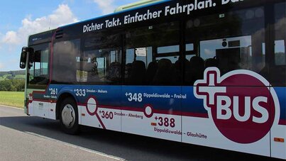 PlusBus von links mit Logos