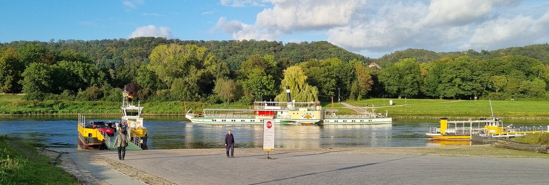 Schlossfähre Pillnitz mit Dampfschiff