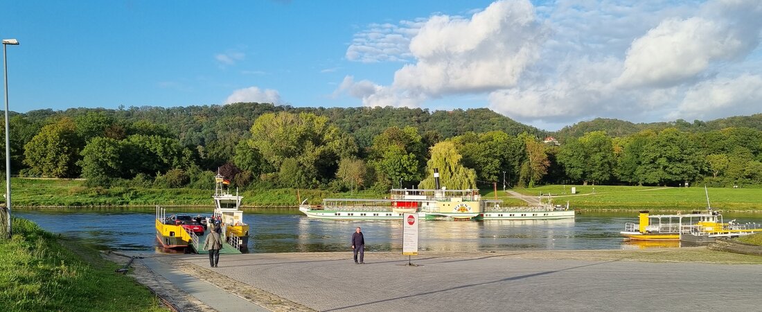 Schlossfähre Pillnitz mit Dampfschiff