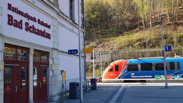 Übergangstelle Bad Schandau mit Triebwagen im VVO-Design