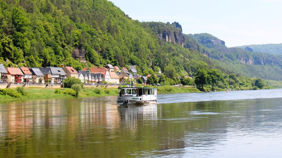 Wanderschiff von Schmilka kommend