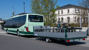 Fahrradbusanhänger mit Bus von links