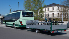 Fahrradbusanhänger mit Bus von links