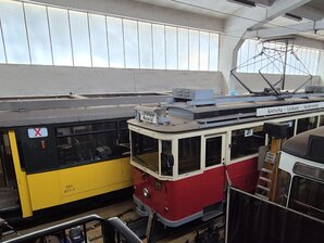 historische Wagen im Depot
