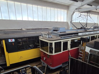 historische Wagen im Depot