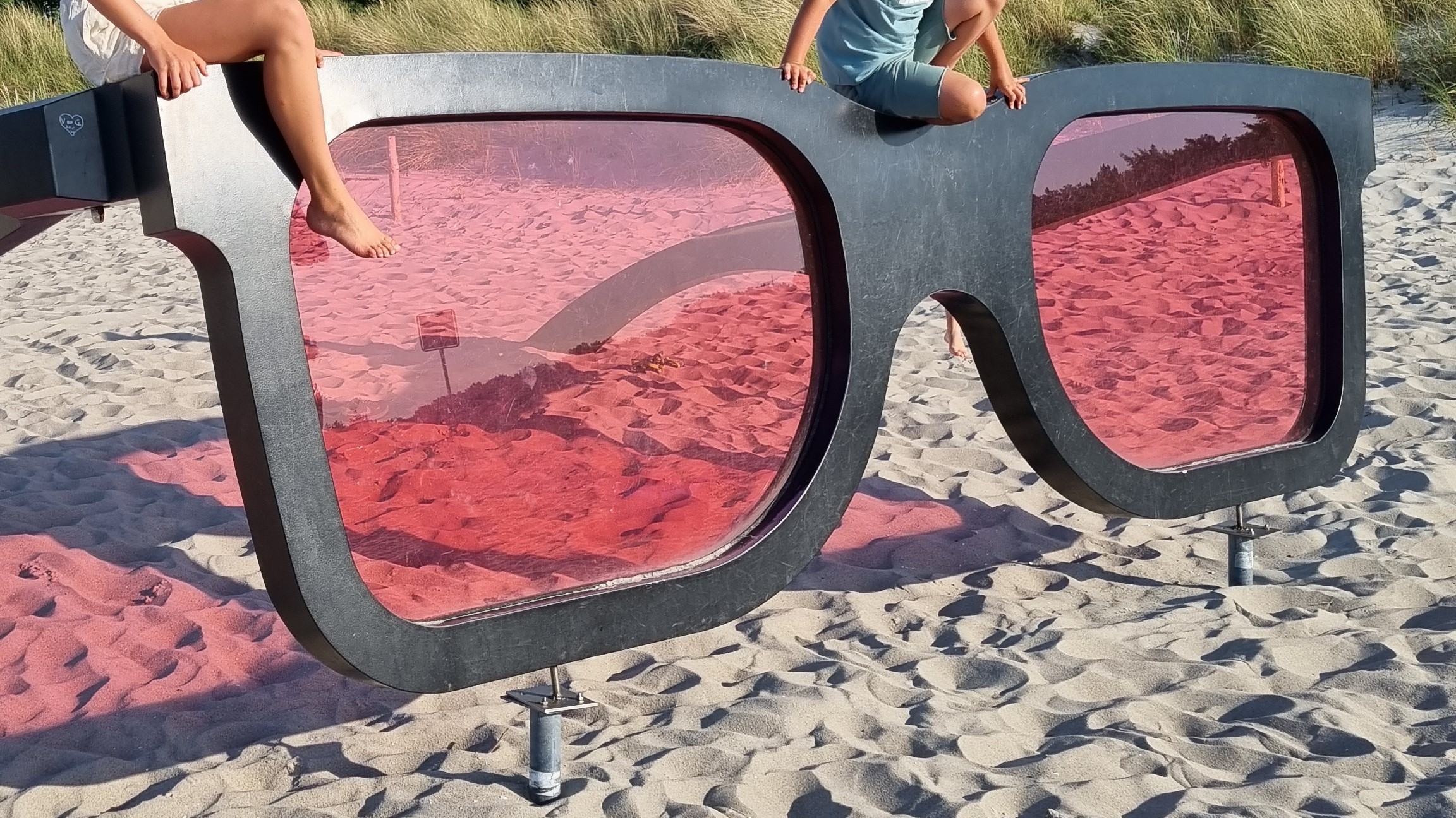 Riesensonnenbrille im Ostseesand